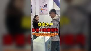 Vietnamlı müşteri ağızdan öğütme ve dilimleme ürünleri için pazarlık yapıyor