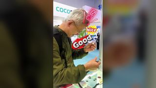 Usta teknisyen sahneye çıkıyor ve değerlendirme yapmak için okuma gözlüğünü çıkarıyor.